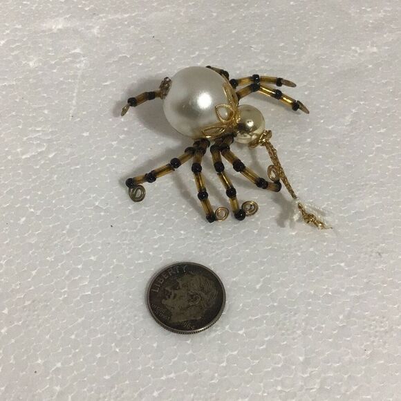 Beautifully made pearl like spider Christmas ornament - Picture 3 of 4